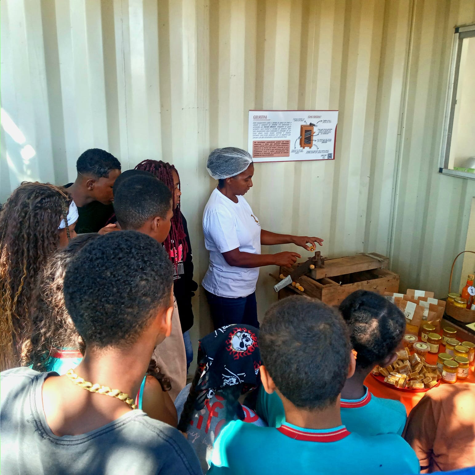 Visita da escola local na Agroindústria.jpeg